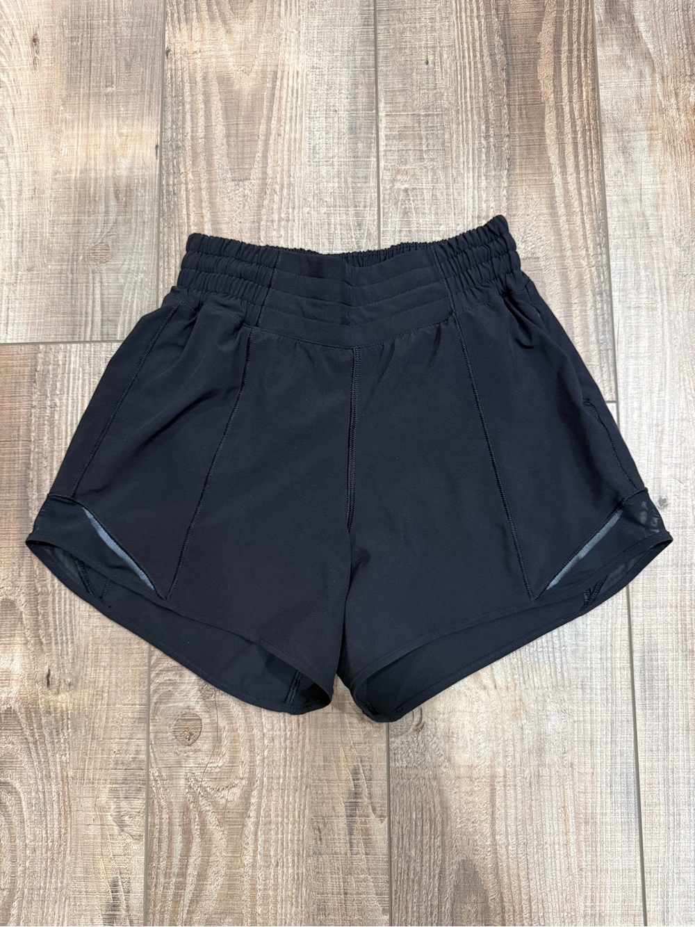 Lululemon Hotty High-Rise Lined Short, 4” - Size 2